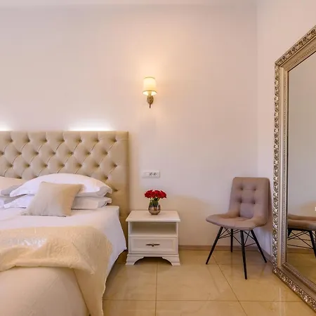 Summer Breeze Luxury Pensión 4*