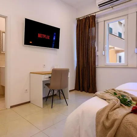 Summer Breeze Luxury Pensión 4*