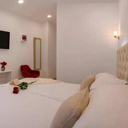 Summer Breeze Luxury Pensión 4*